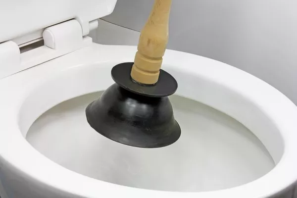 Déboucher un toilette rapidement à l'aide d'un aspirateur, Nîmes, EK Plomberie