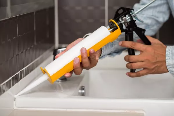 Faire appel à un plombier pour rechercher une fuite d'eau dans une salle de bain qui vient d'être rénovée, Nîmes, EK Plomberie